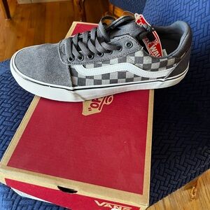 Mens size 9.5 vans sneakers
